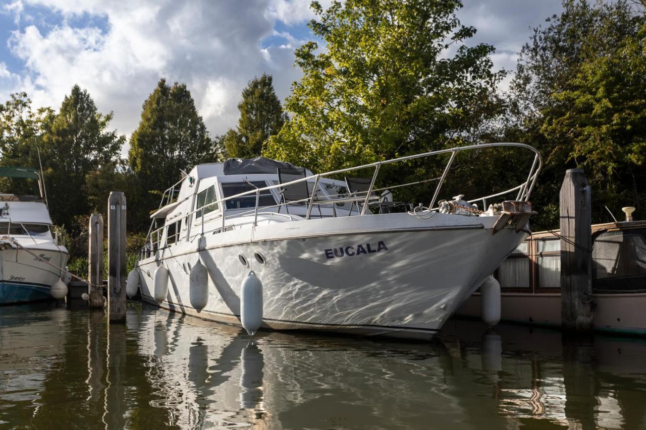 Eucala Motor Yacht Hotel East Molesey Bagian luar foto