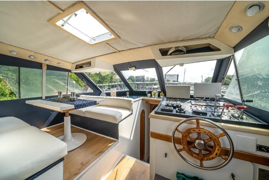 Eucala Motor Yacht Hotel East Molesey Bagian luar foto
